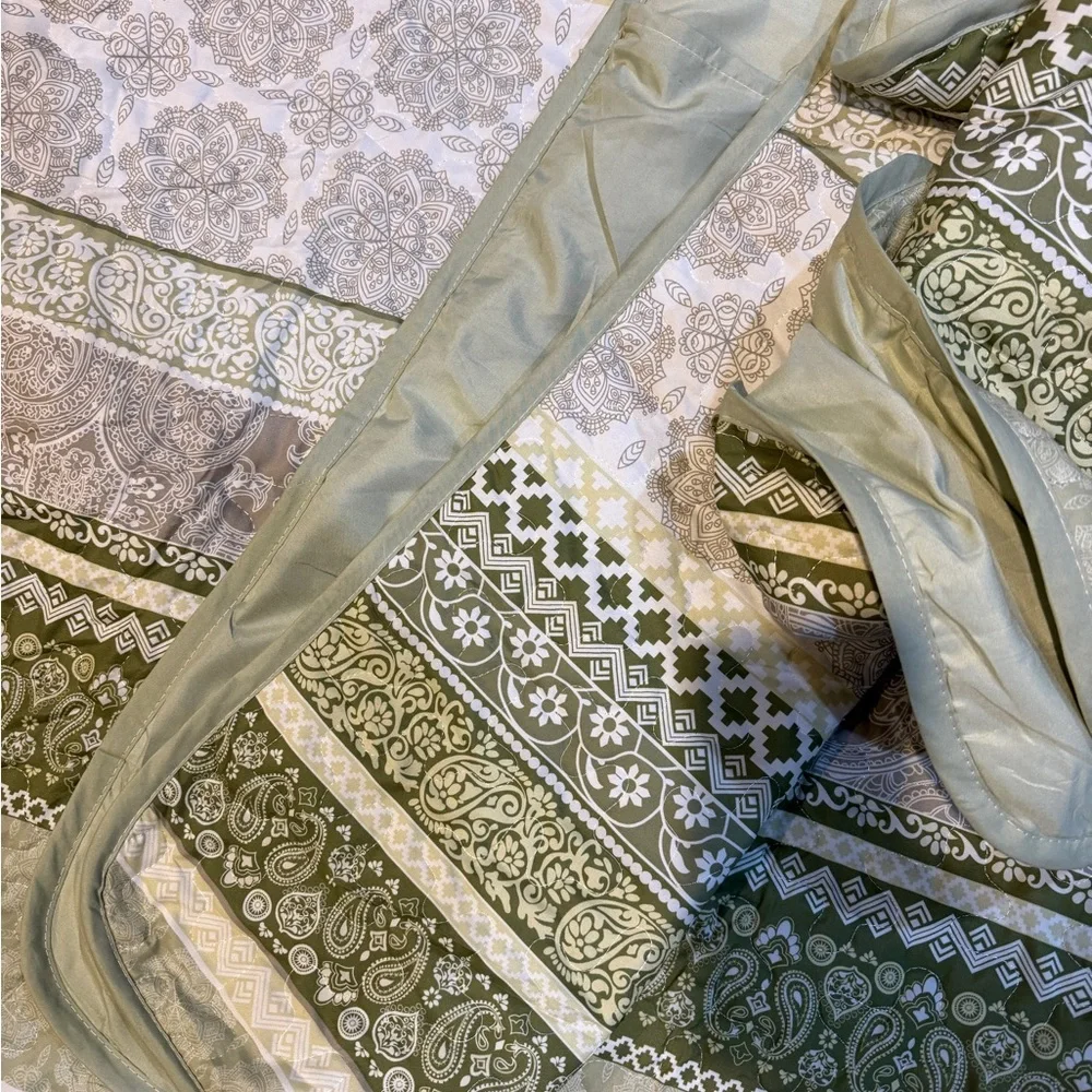 Green patterned Oversized Queen quilted coverlet and sham set